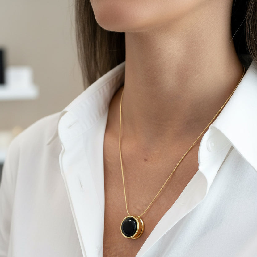 NECKLACE BLACK RESIN ROUND PENDAND