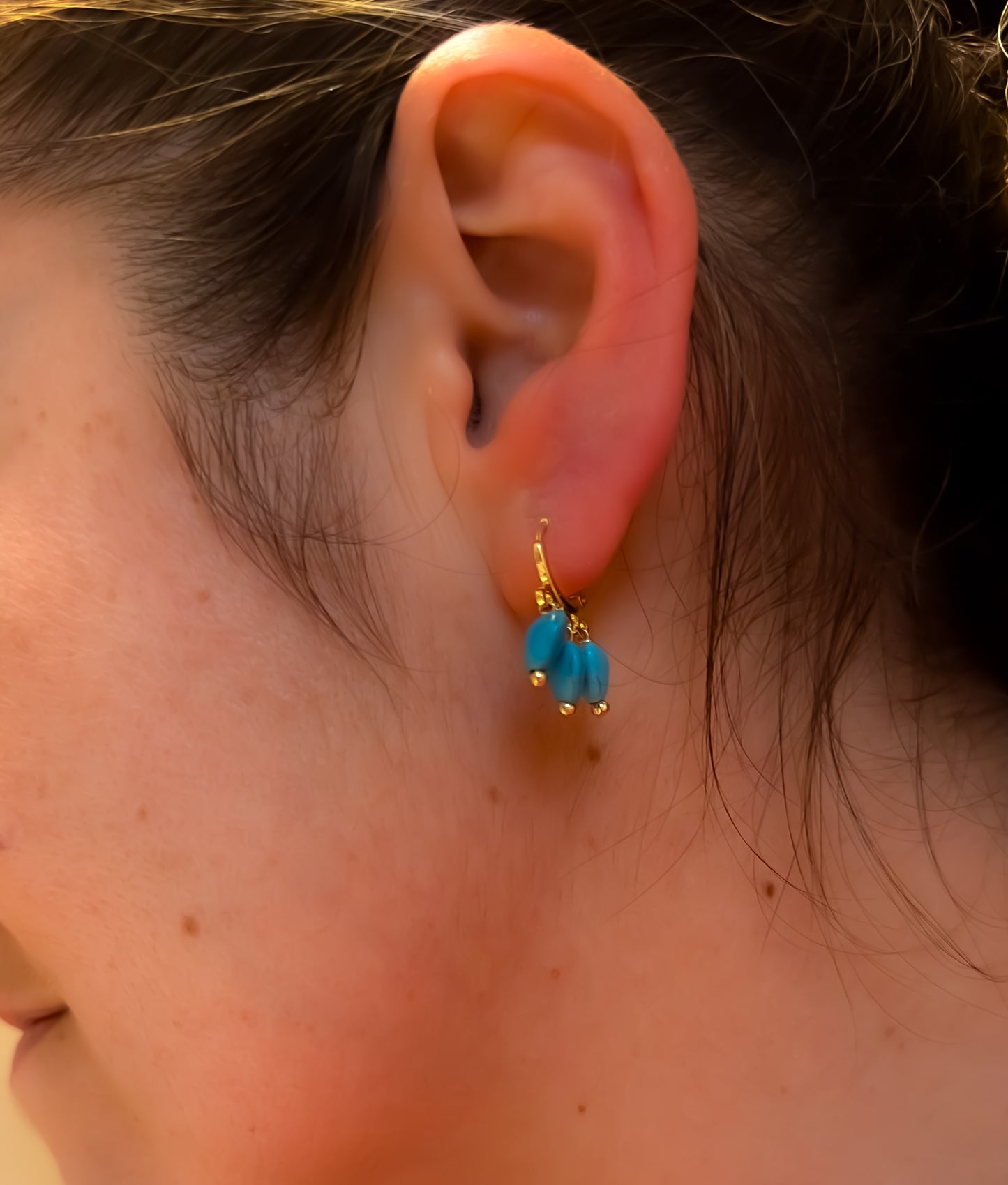 BRINCO DE ARGOLA CORAÇÕES TURQUESA