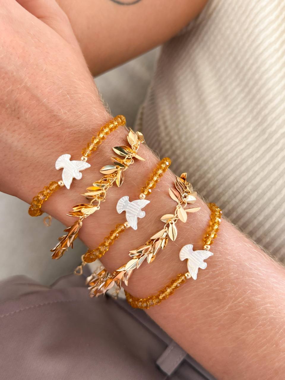 PULSEIRA ESPÍRITO SANTO MÃE DE PÉROLA CRISTAIS CARAMELO