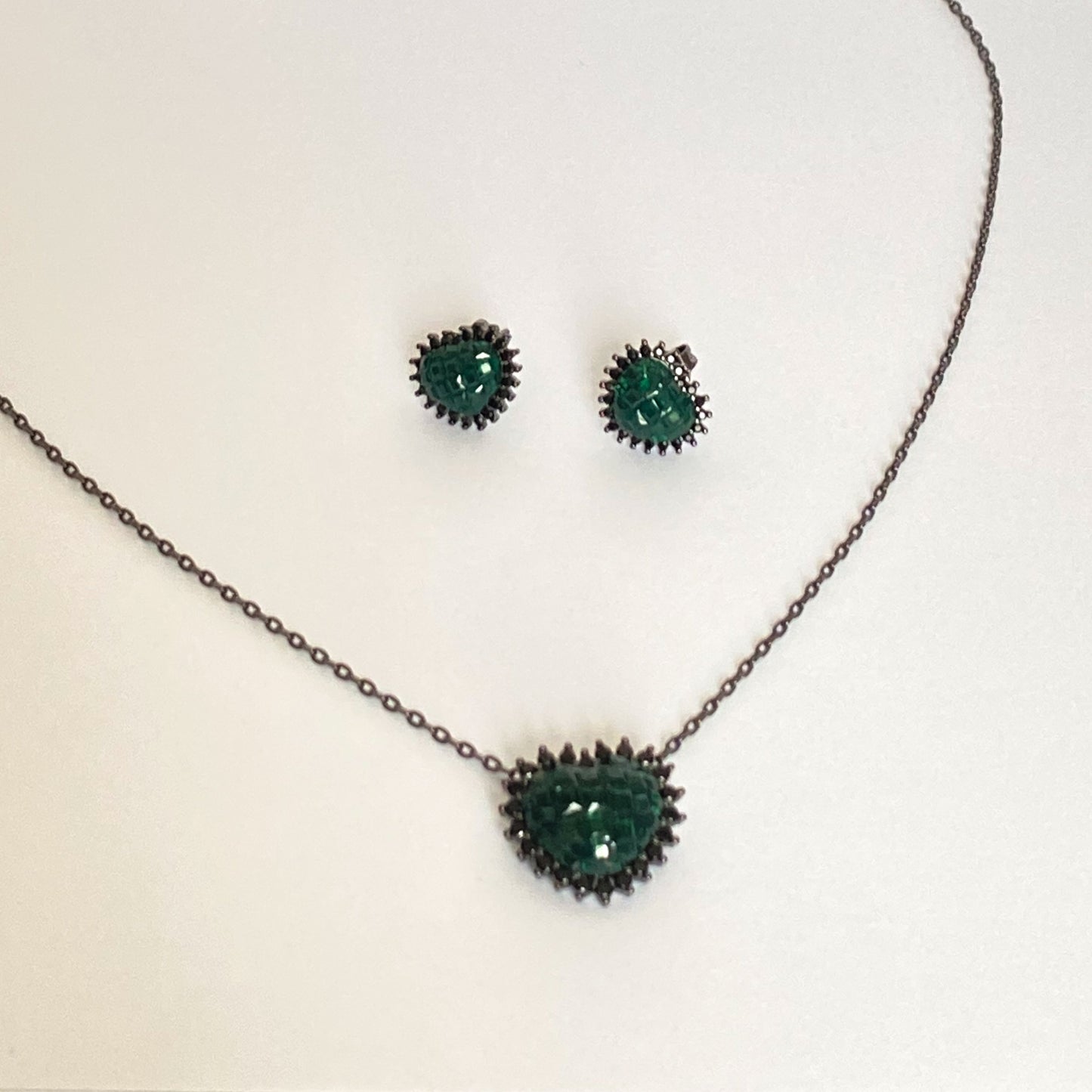 NECKLACE + EARRING SET BLACK RHODIUM GREEN CRYSTALS