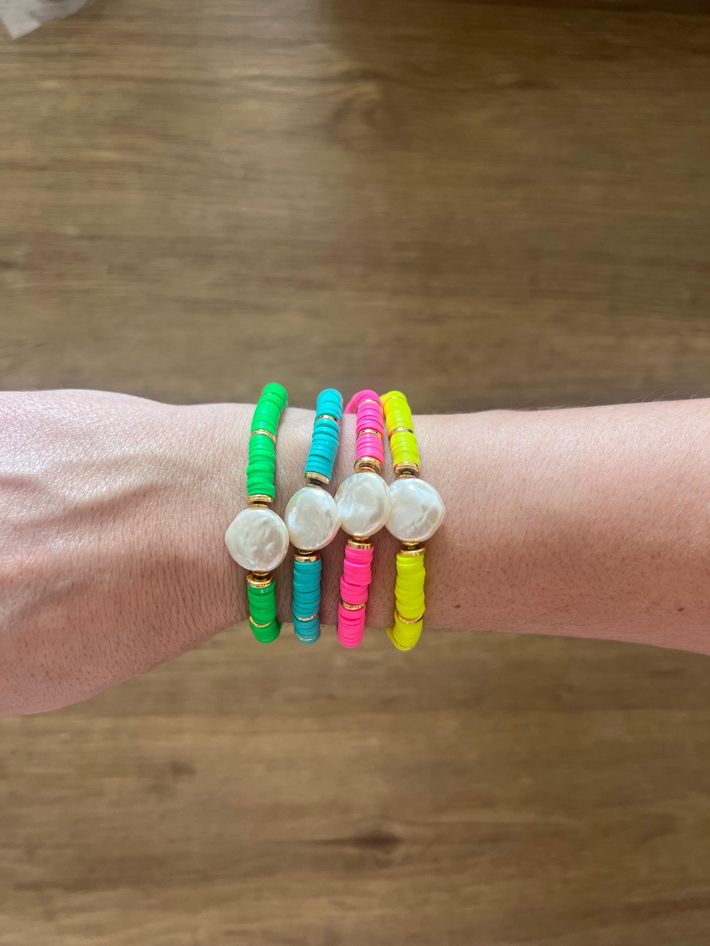BRACELET MOTHER OF PEARL NEON RUBBER DISCS