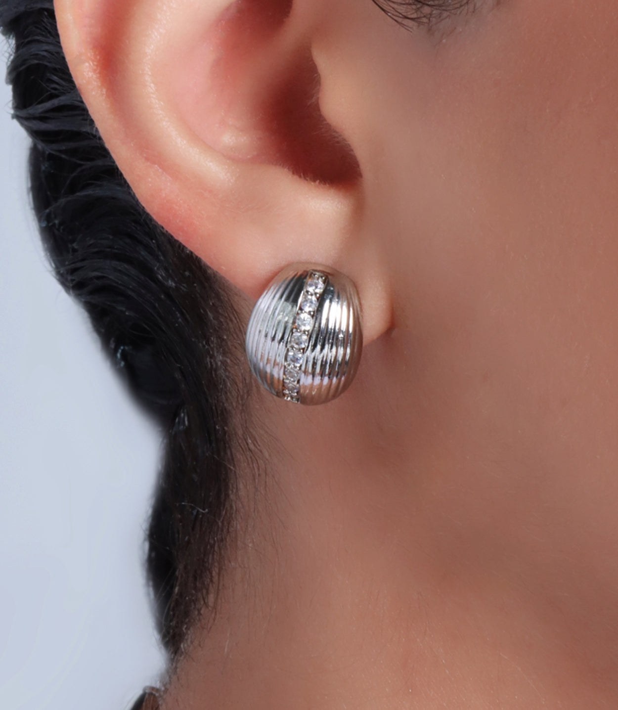 EARRING BUTTON TEXTURE WITH CUBIC ZIRCON