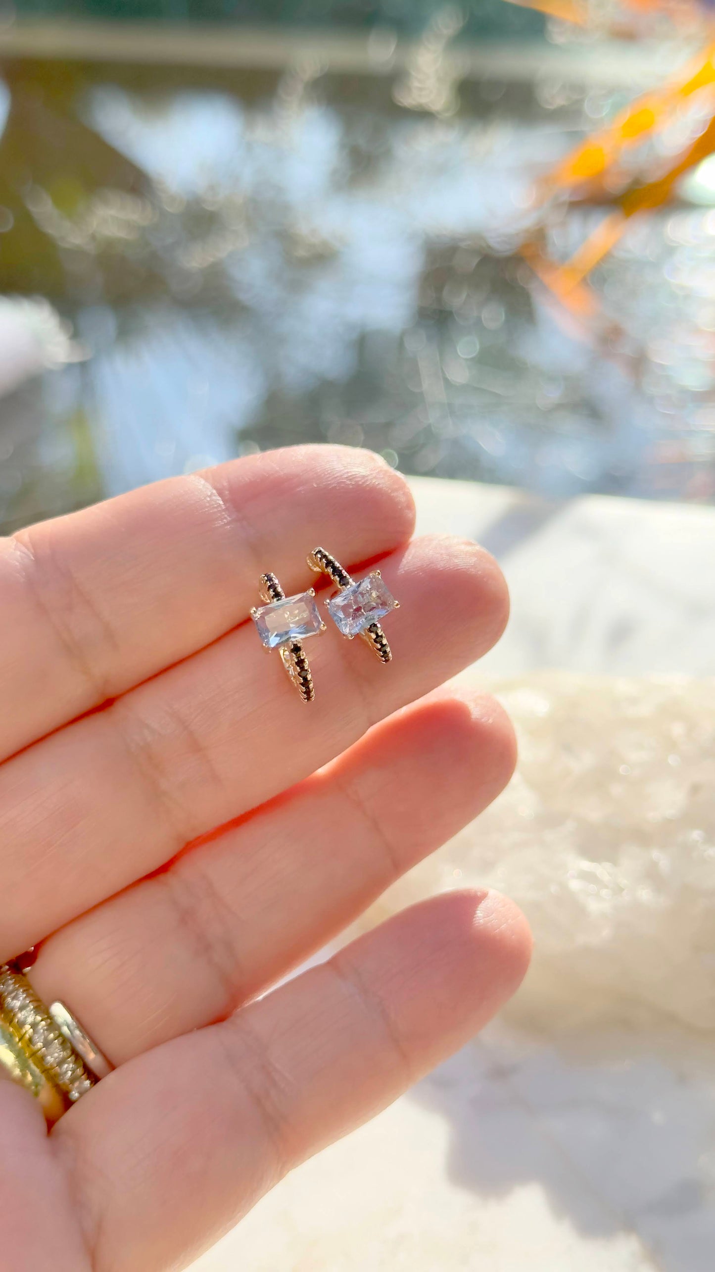 BRINCO ARGOLA PEQUENA CRISTAIS RETÂNGULO ZIRCÂO
