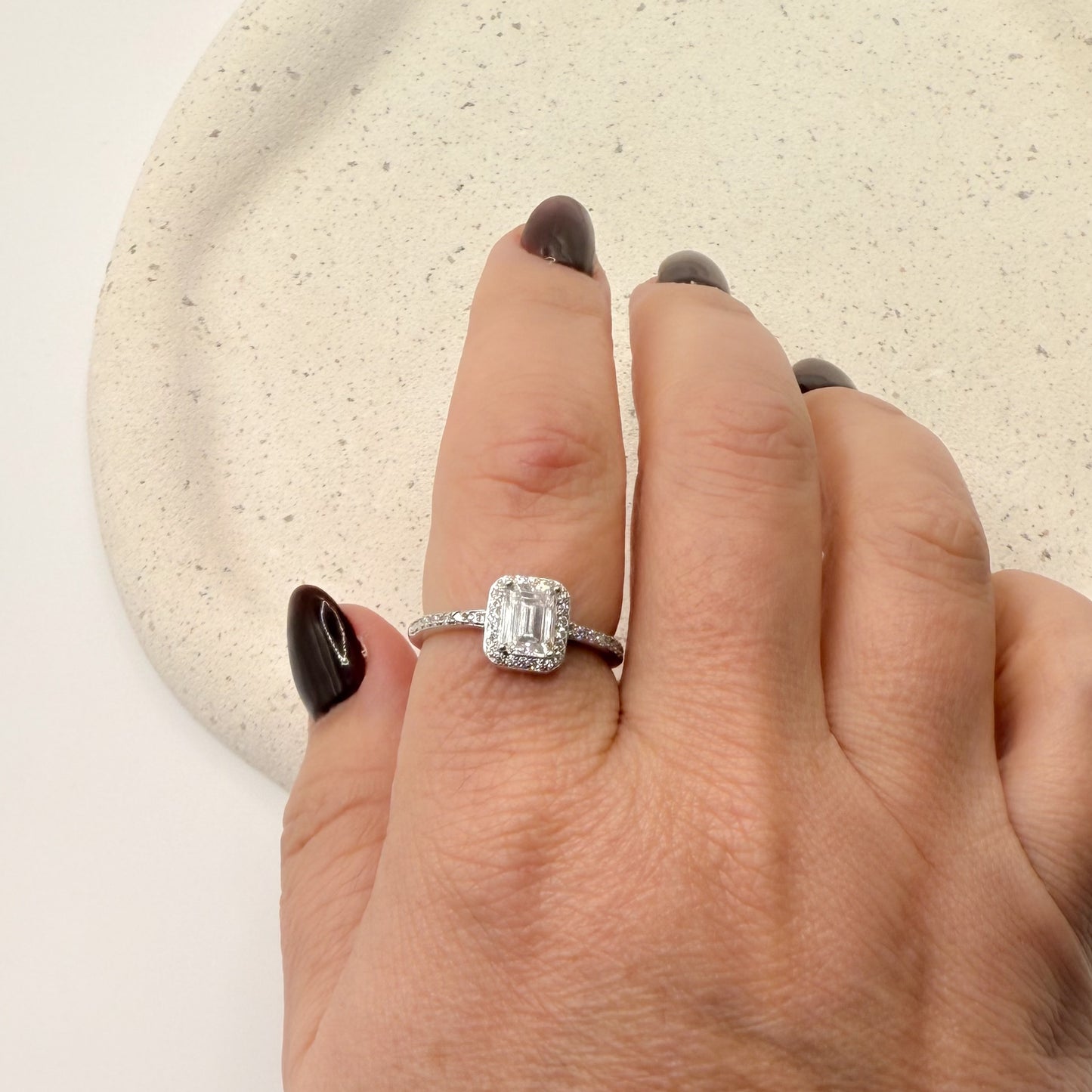 RING SOLITAIRE EMERALD CUT MOISSANITE 1CT (size 9US)