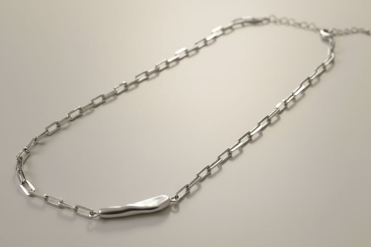 NECKLACE CHAIN WITH BRUSHED ORGANIC SIDE PENDANT