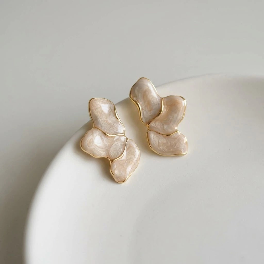 EARRING PETALS PEARL COLOR RESIN