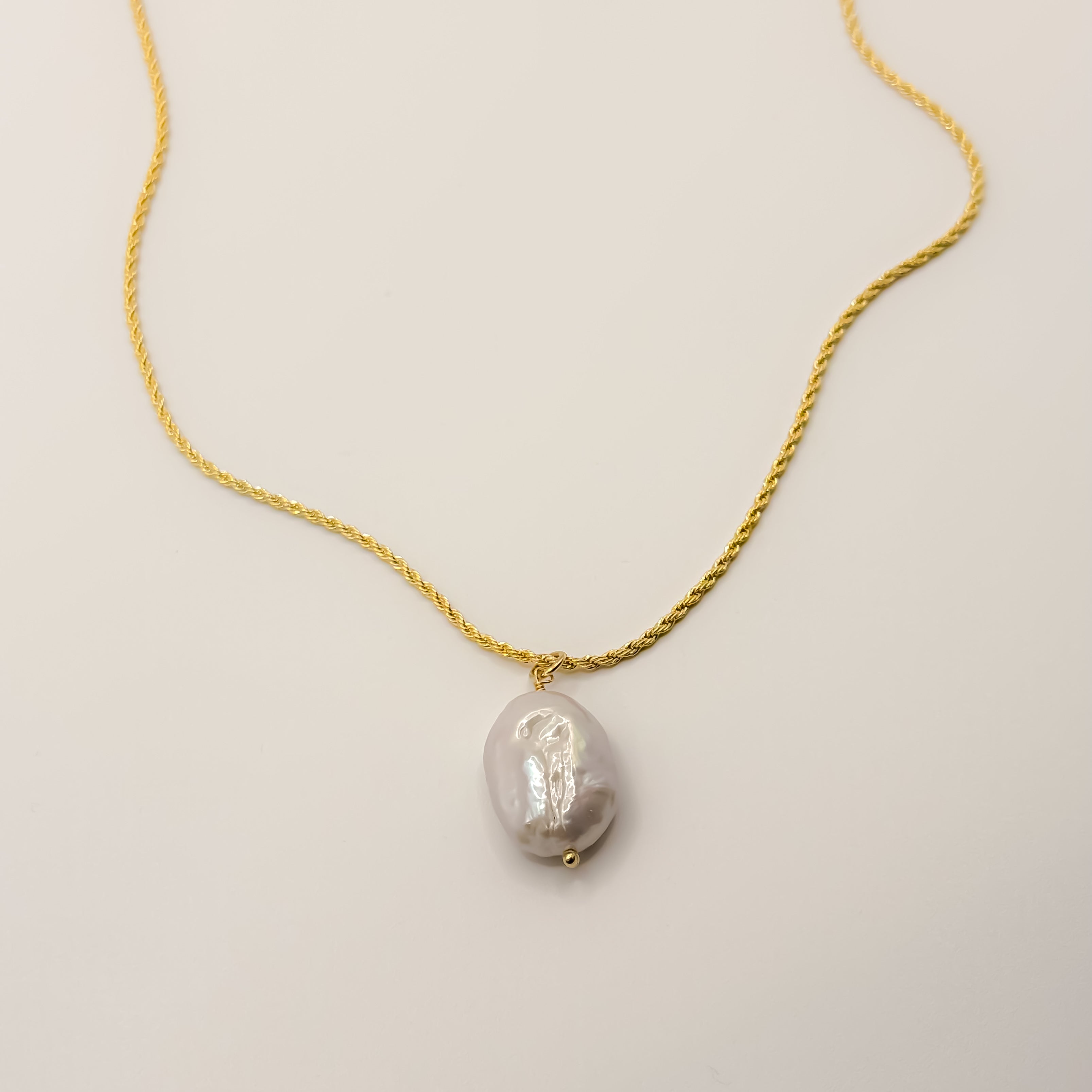 NECKLACE TWISTED CHAIN AND BAROQUE PEARL