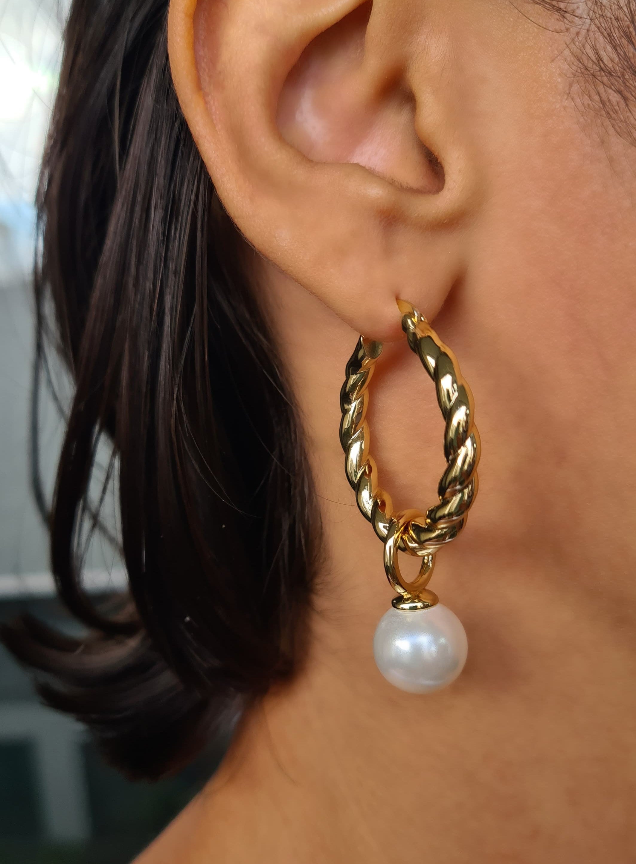 EARRING TWISTED HOOPS SHELL PEARL