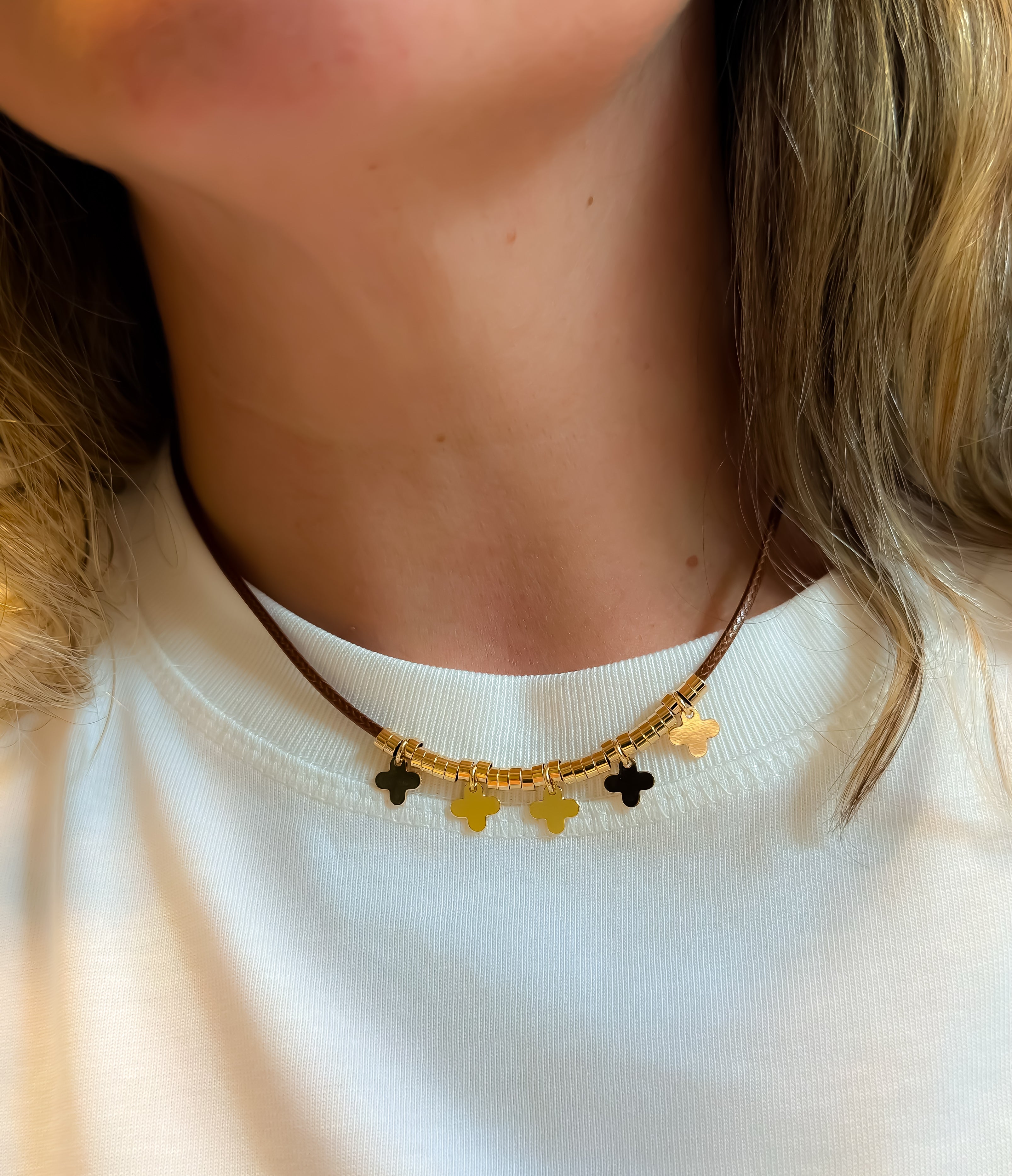 COLAR DE COURO BOHO TREVOS