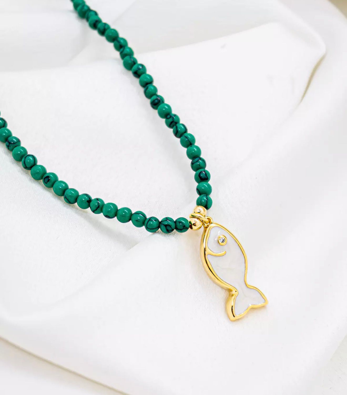 NECKLACE HOWLITA GREEN WITH ENAMEL FISH