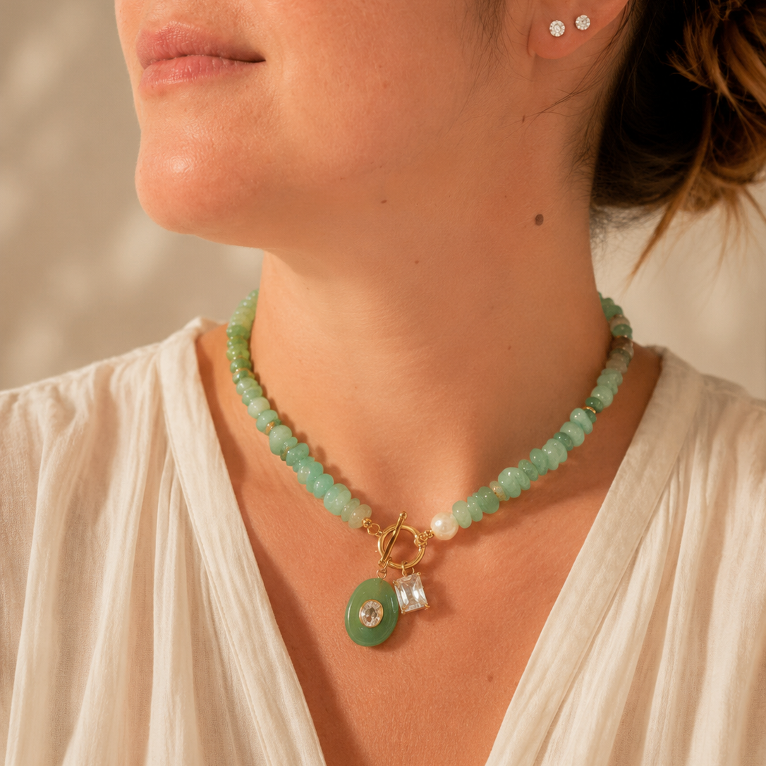 NECKLACE CRYSTALS, PEARLS AND PENDANTS.