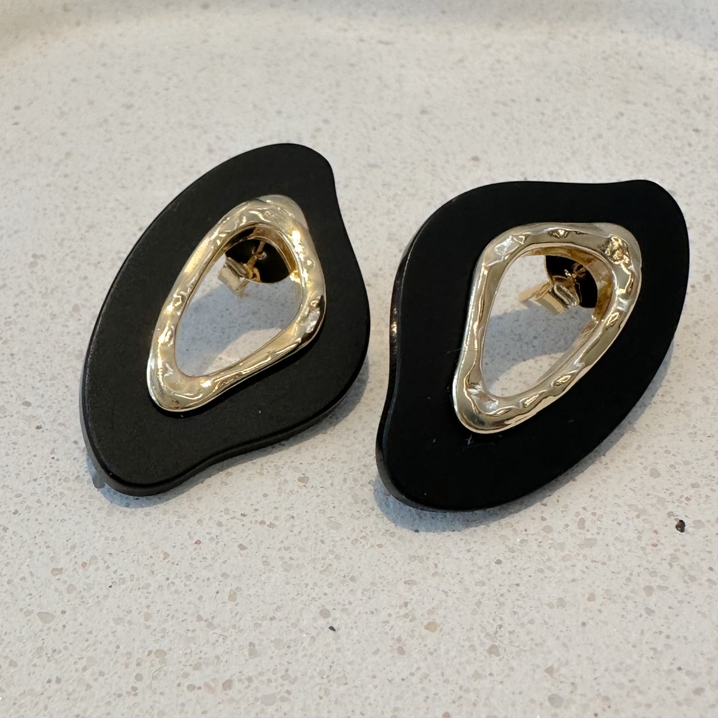 EARRING ORGANIC BLACK