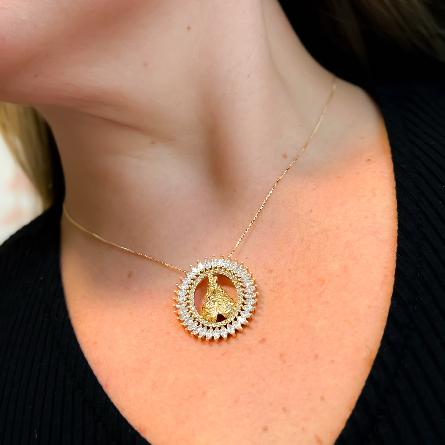 COLAR MEDALHA NOSSA SENHORA APARECIDA ZIRCÔNIA CÚBICA