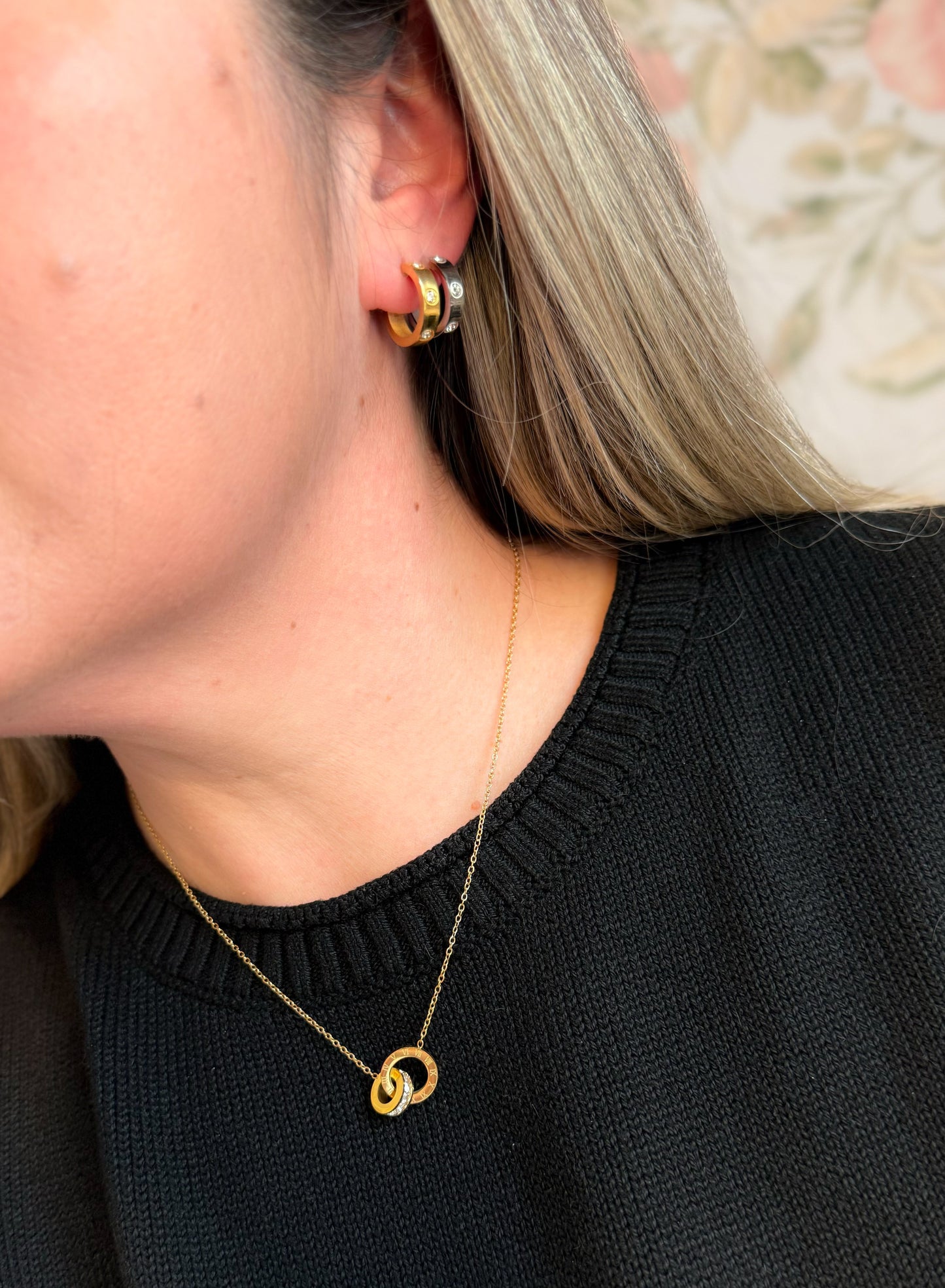 NECKLACE ROMAN NUMERALS INTERLINKED