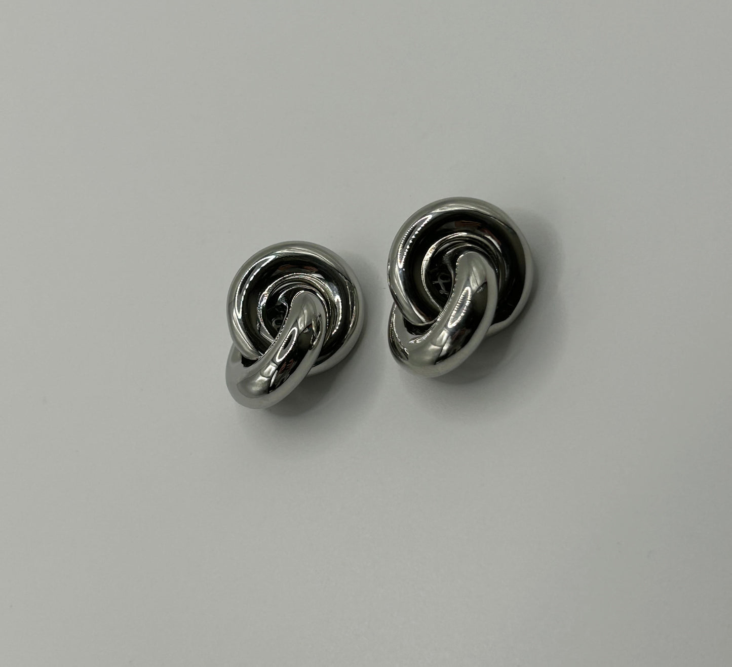 EARRING KNOT WHITE RHODIUM PLATED