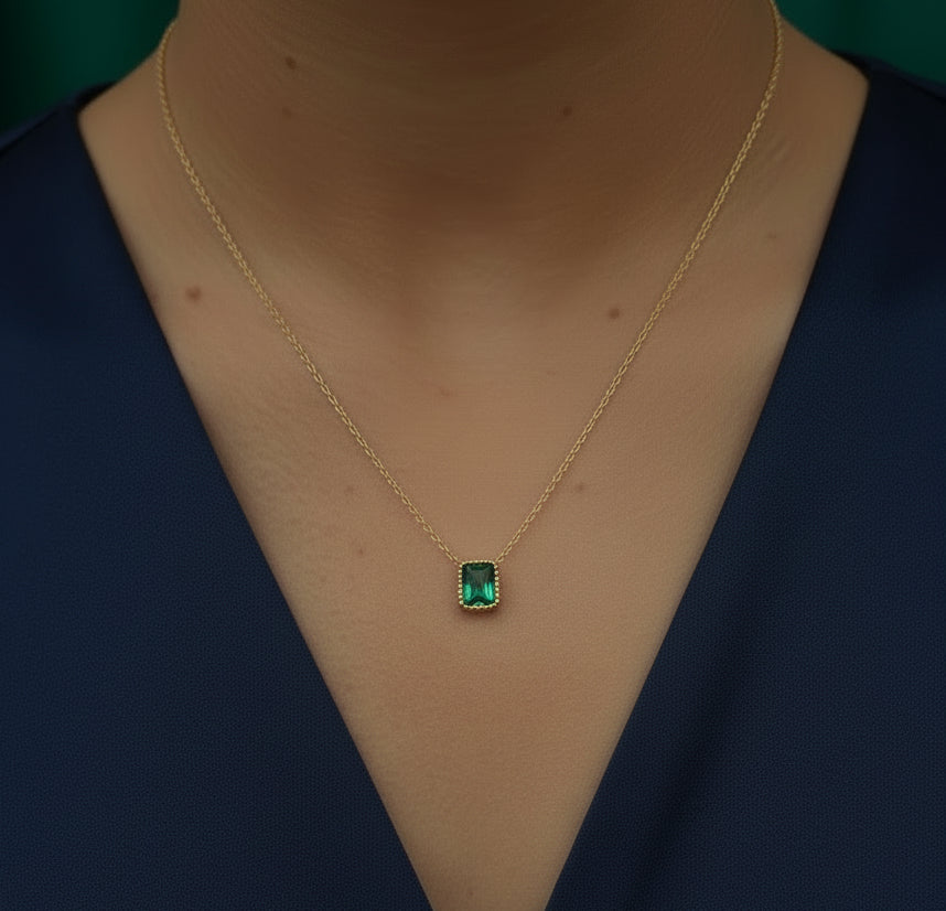 NECKLACE WITH RECTANGLE PENDANT CRYSTAL