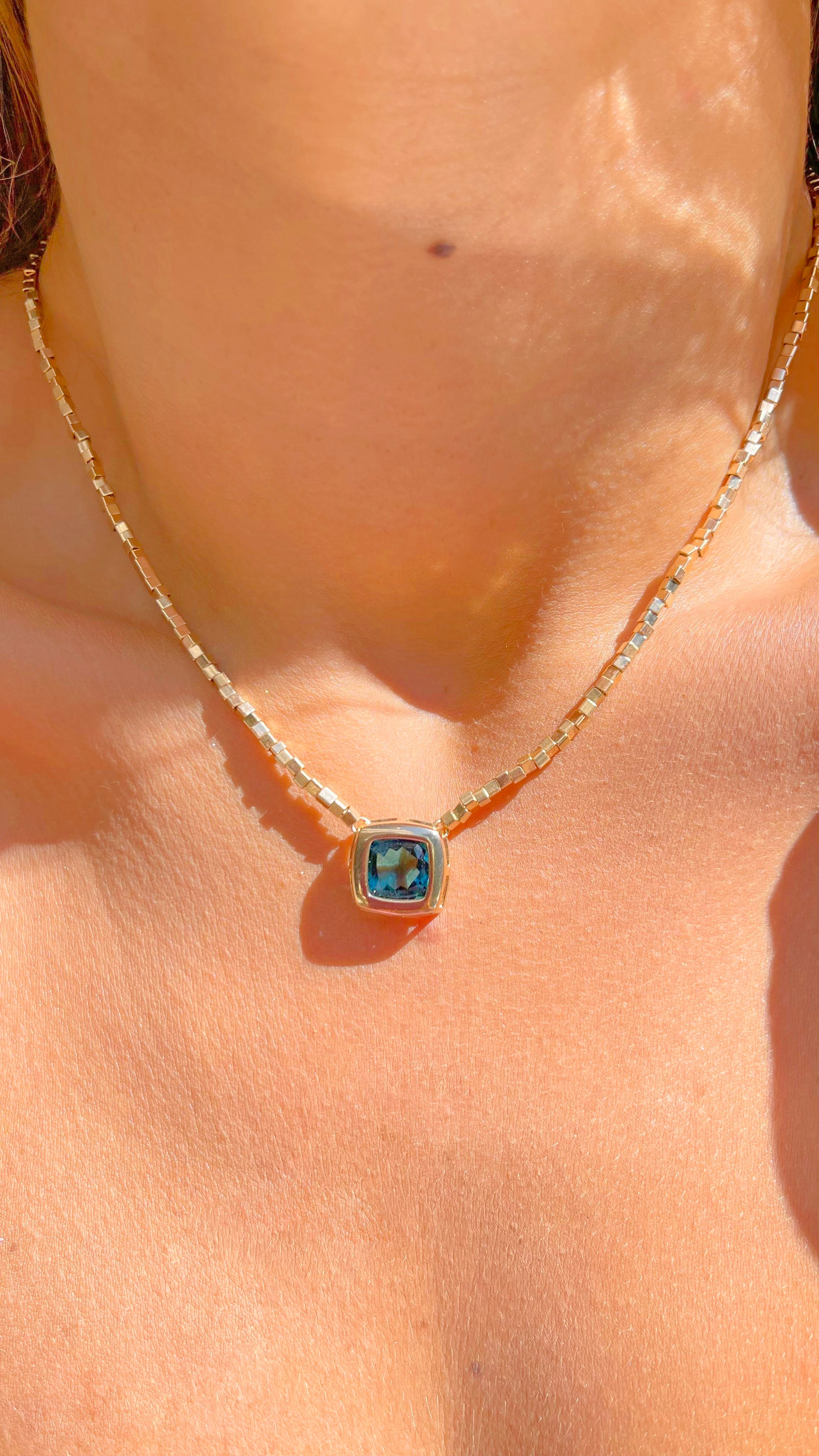 NECKLACE LONDON BLUE SQUARE CRYSTAL