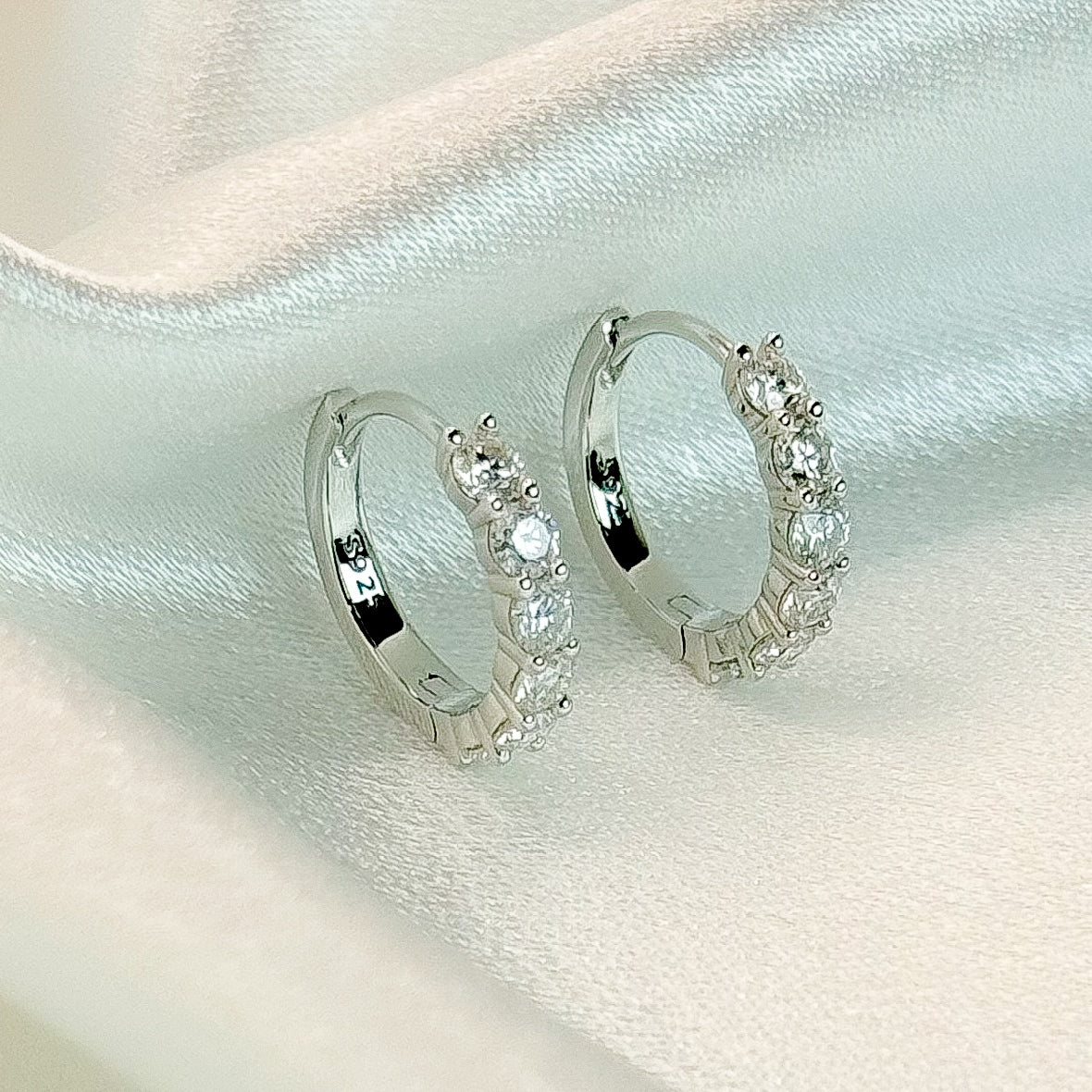 EARRING HOOPS MOISSANITE HUGGIES