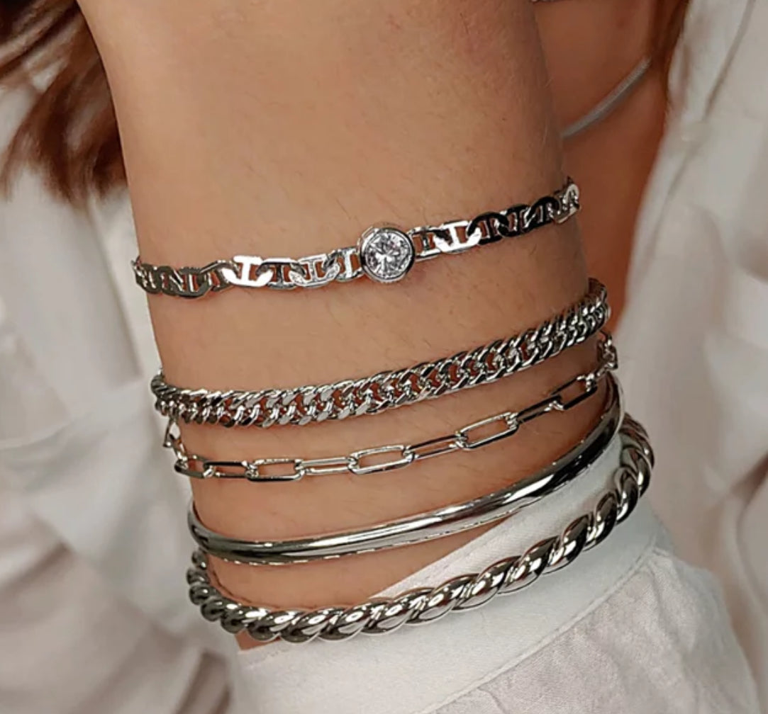 BRACELET CHAIN MUST HAVE