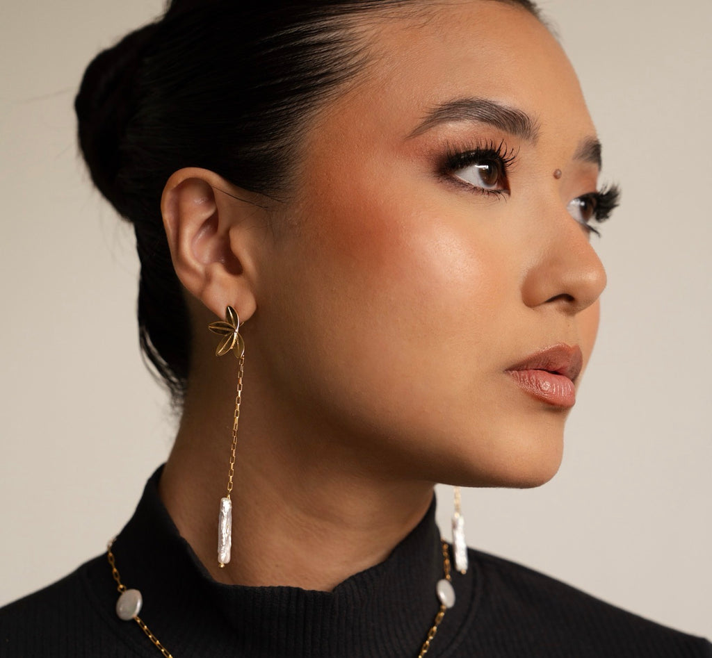 EARRING PETALS LONG PEARL BY MADENNA