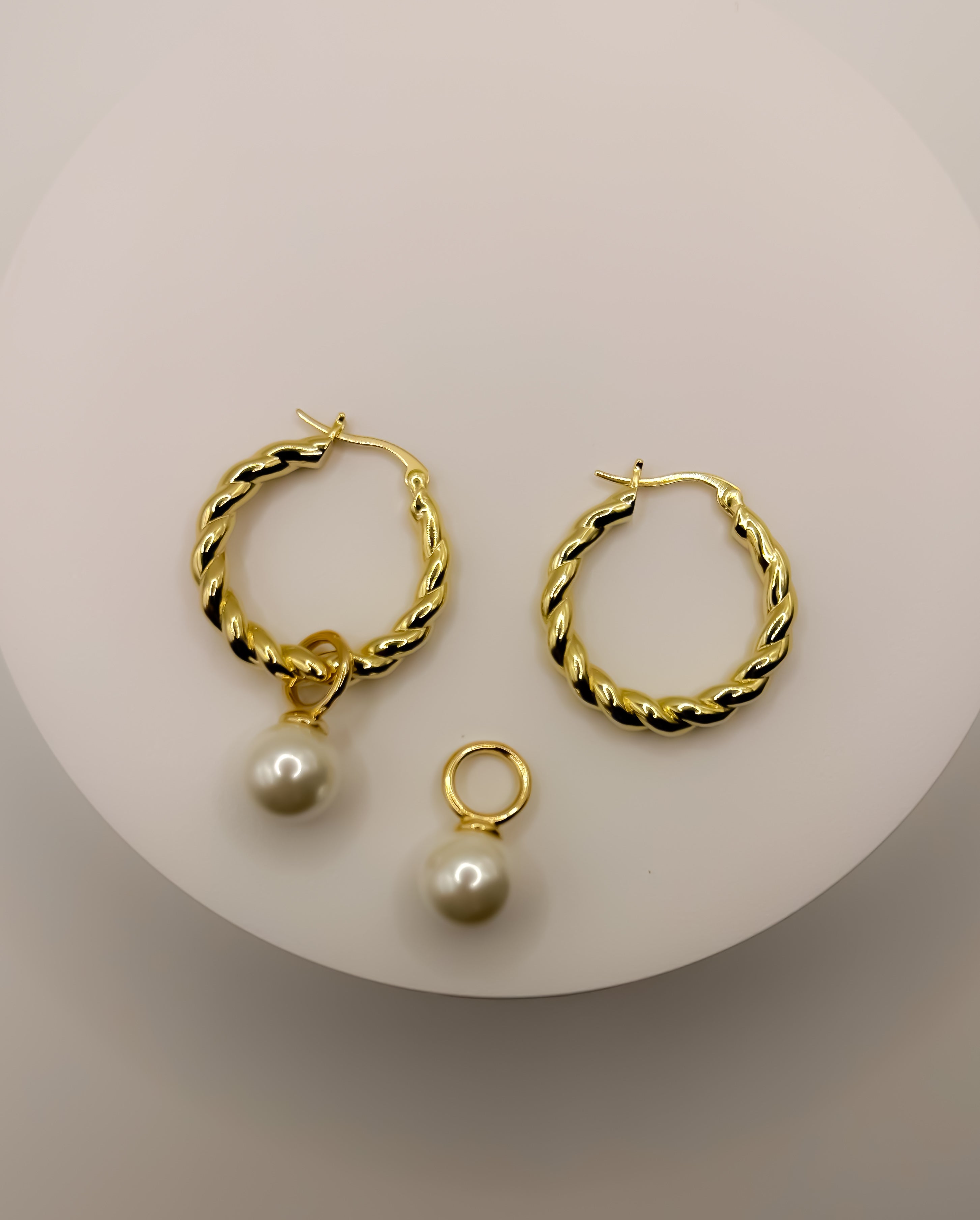EARRING TWISTED HOOPS SHELL PEARL