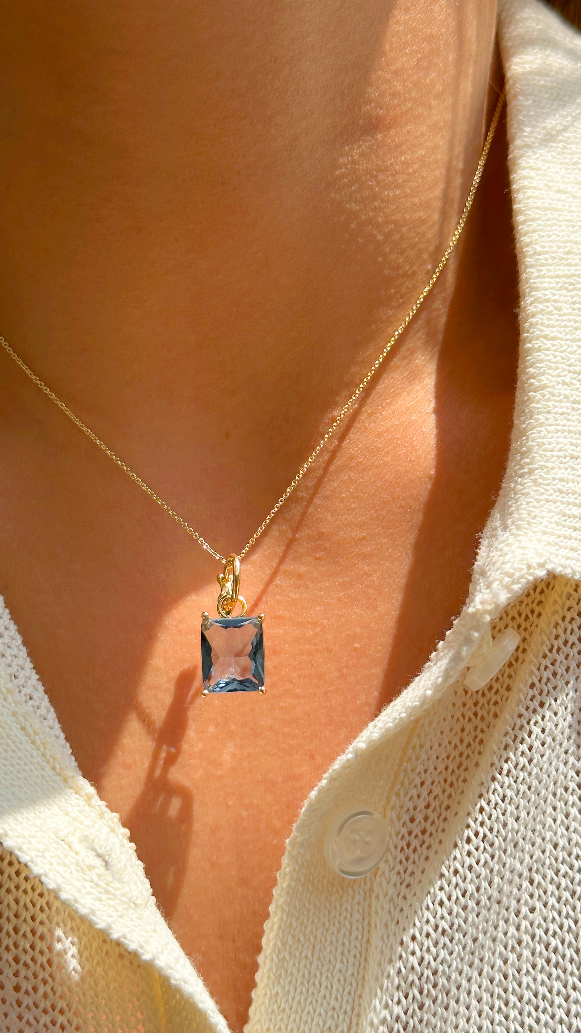 NECKLACE WITH RECTANGLE CRYSTAL