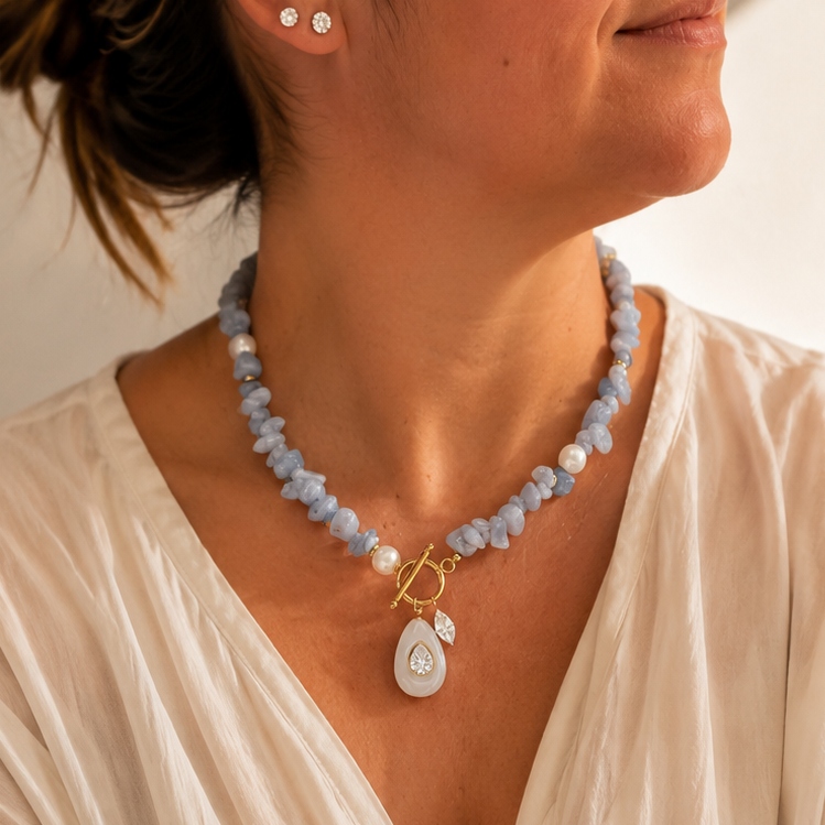 NECKLACE CRYSTALS, PEARLS AND PENDANTS.
