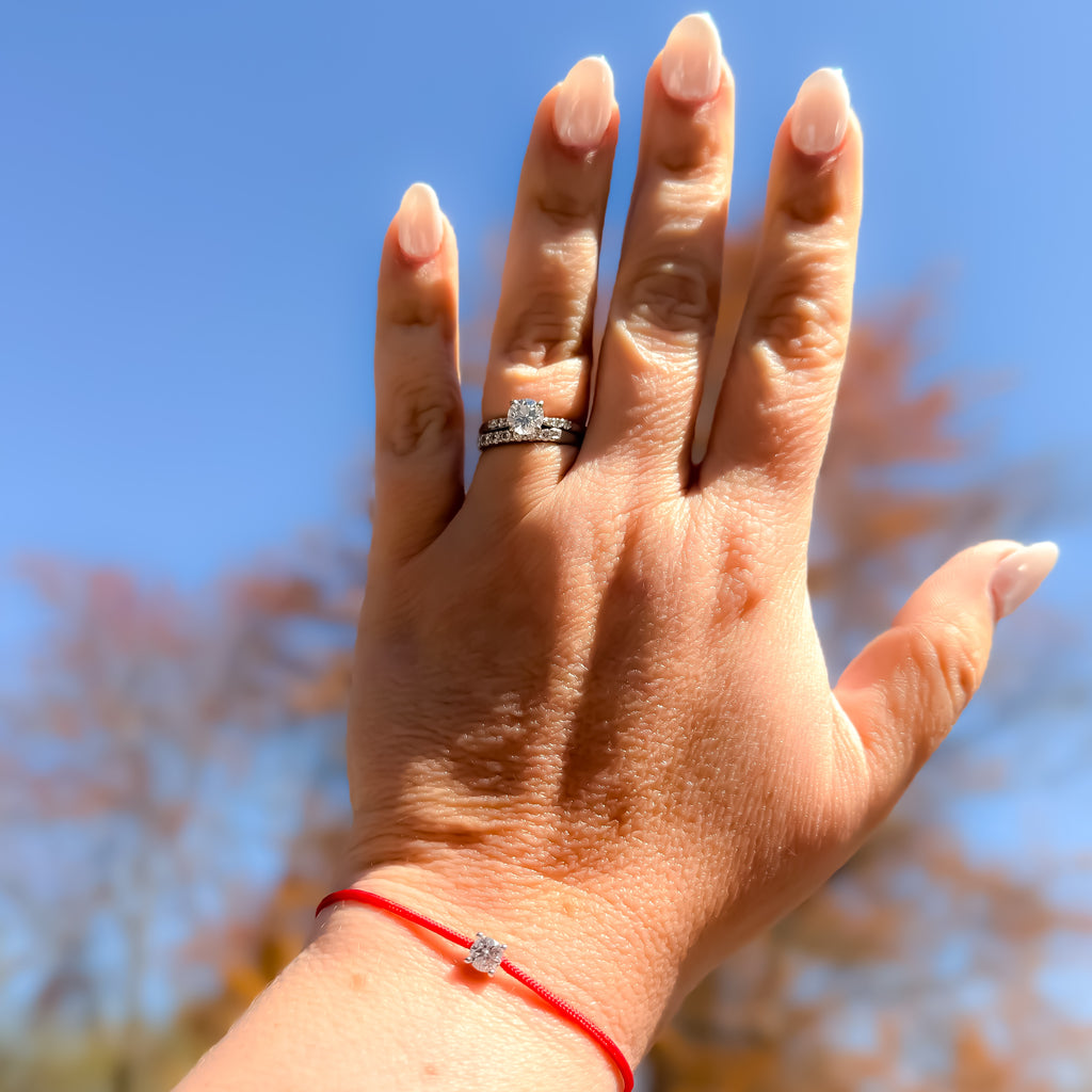 PULSEIRA FIO DE ALGODÃO VERMELHO COM MOISSANITA 0,5CT