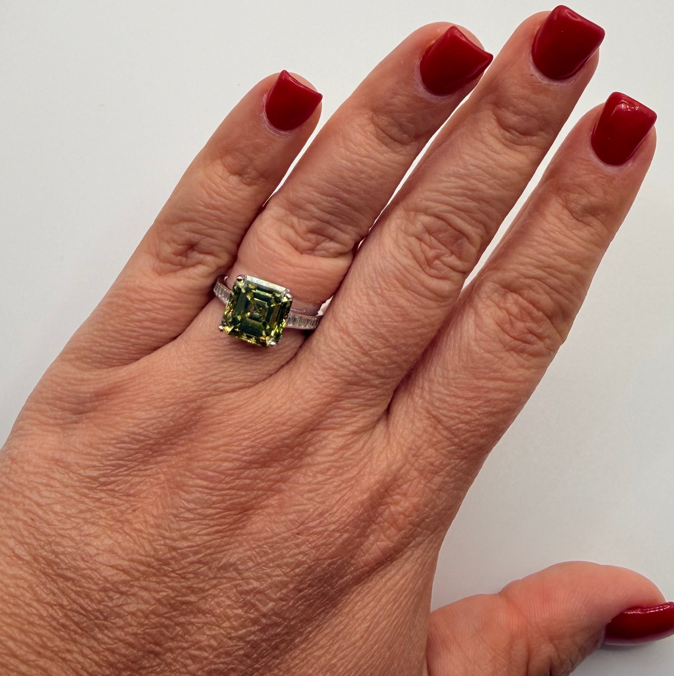 RING PERIDOT GREEN MOISSANITE 3CT