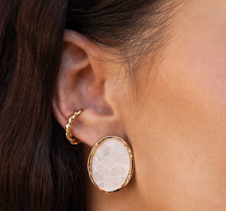 EARRINGS ORGANIC RESIN OFF WHITE