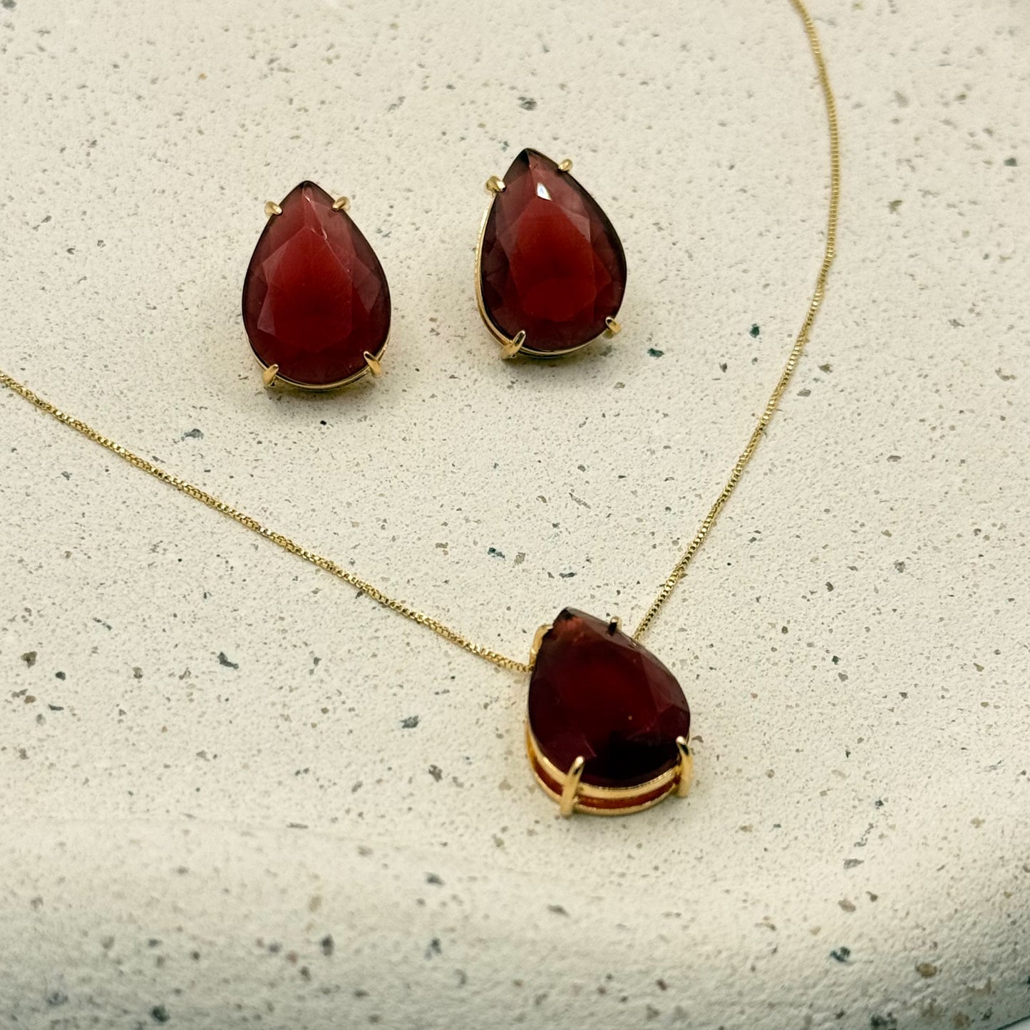 NECKLACE TEAR DROP BURGUNDY CRYSTAL 14x18mm