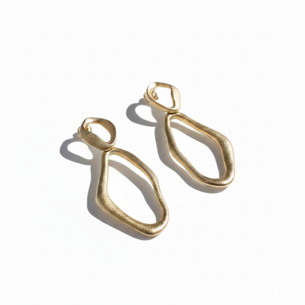 Gold earrings on a white background with a Brazilian flag icon.