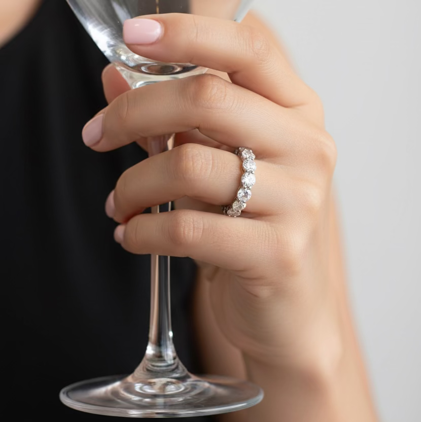 RING BAND 8 ROUND CUT MOISSANITE 0.5CT EACH = 4CT (color D, VVS1)