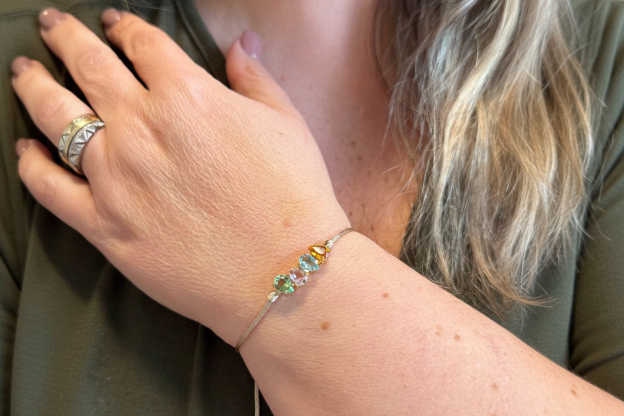 BRACELET SILK STRING 4 COLOR CRYSTALS