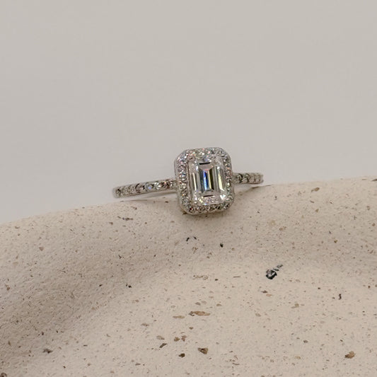 RING SOLITAIRE EMERALD CUT MOISSANITE 1CT (size 9US)