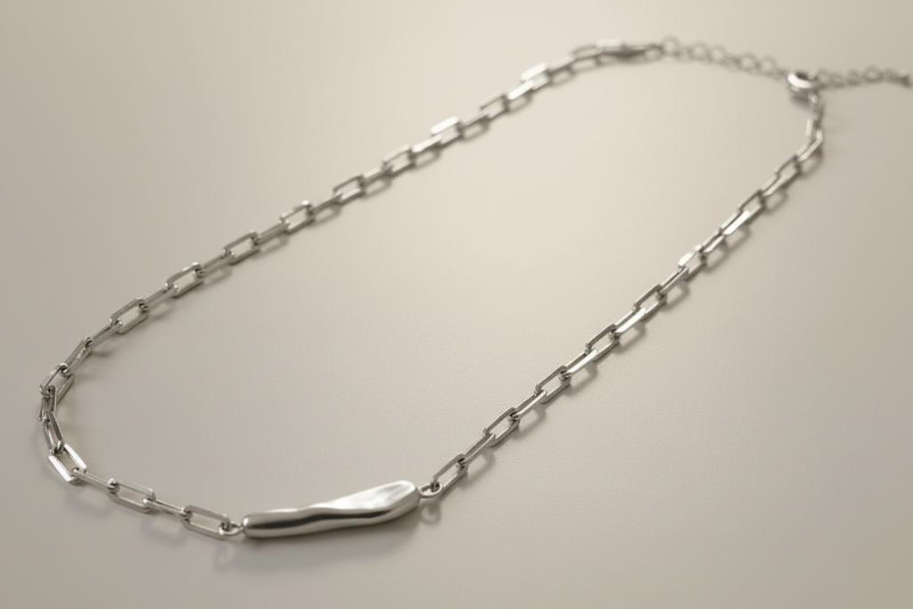 NECKLACE CHAIN WITH BRUSHED ORGANIC SIDE PENDANT