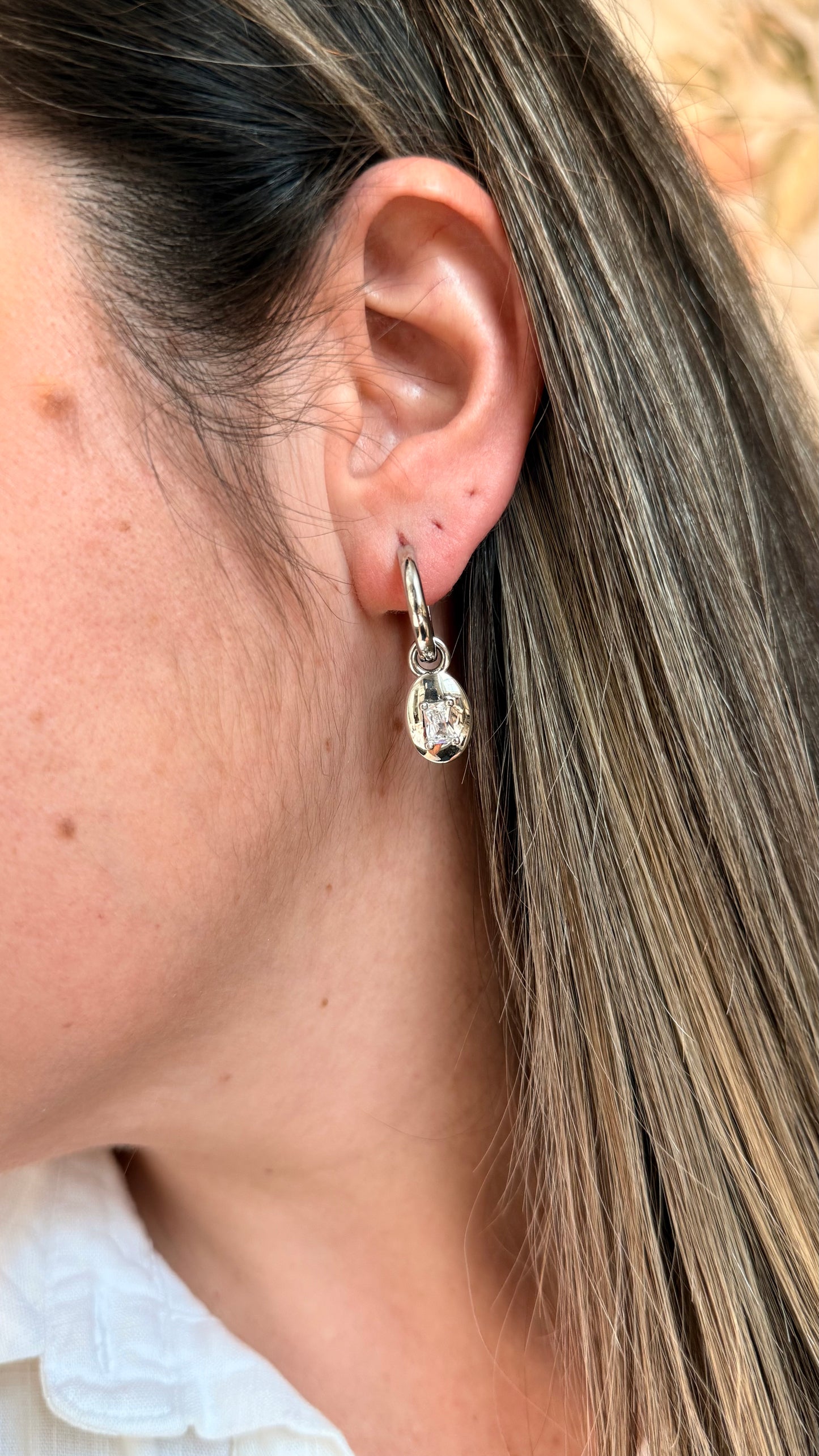 EARRING HOOPS WITH CUBIC ZIRCON ON MEDAL